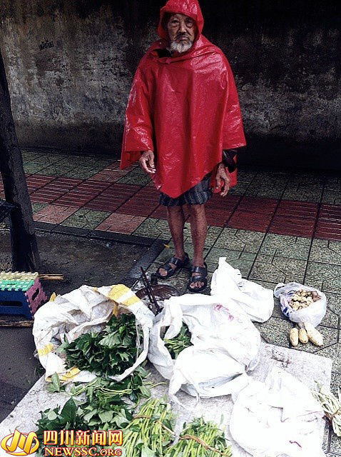 雨中卖菜的老大爷(图据麻辣社区网友供图)